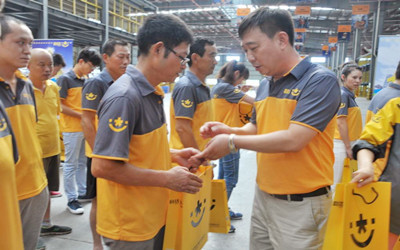 上世紀80至90年代年輕人和農(nóng)民工進工廠或做泥水工;本世紀10年代主要從事個體工商戶、中介、快遞員和創(chuàng)業(yè)等;20年代開始轉(zhuǎn)入直播和自由職業(yè)者&hellip;每個時期隨著中國經(jīng)濟轉(zhuǎn)型和技術(shù)升級更新,人們的工作就業(yè)也隨之轉(zhuǎn)變?